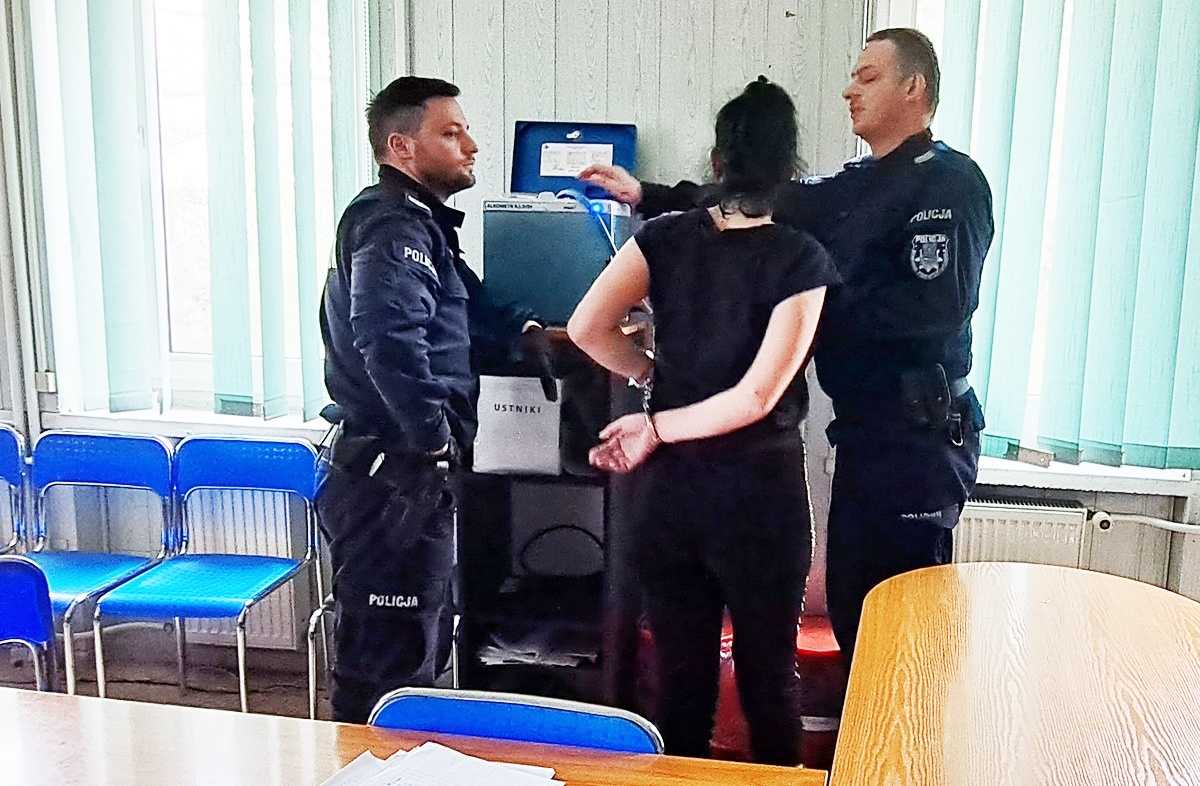 PIJANA 27-LATKA WIOZŁA 5-LETNIE DZIECKO. SPOWODOWAŁA KOLIZJĘ