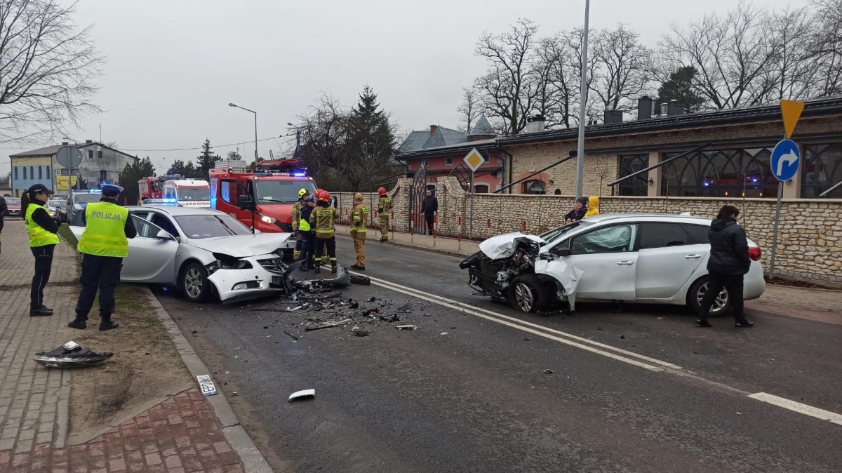 CZOŁOWE ZDERZENIE W PODDĘBICACH. PIĘĆ OSÓB TRAFIŁO DO SZPITALA