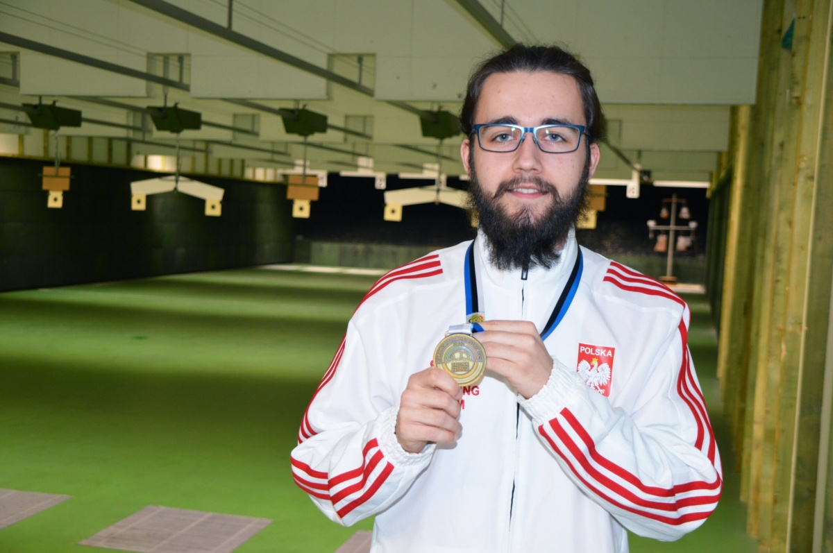 Z TALLINA WRÓCIŁ Z MEDALEM. ĆWICZY W STRZELNICY SPORTOWEJ W SULMIERZYCACH