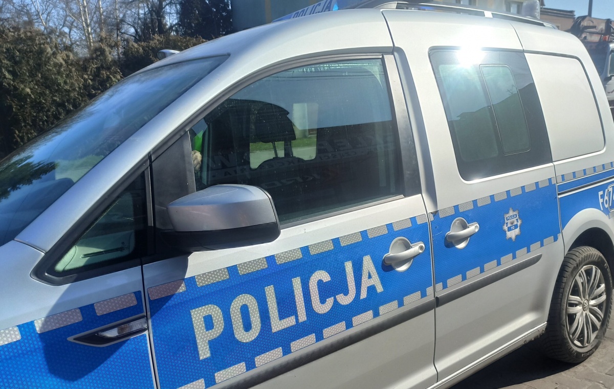 DWIE OSOBÓWKI ZDERZYŁY SIĘ OBOK KOŚCIOŁA