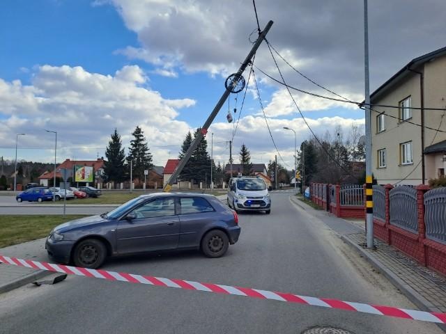 PIJANY WJECHAŁ W SŁUP. UCIEKŁ I UKRYŁ SIĘ POD KOCAMI