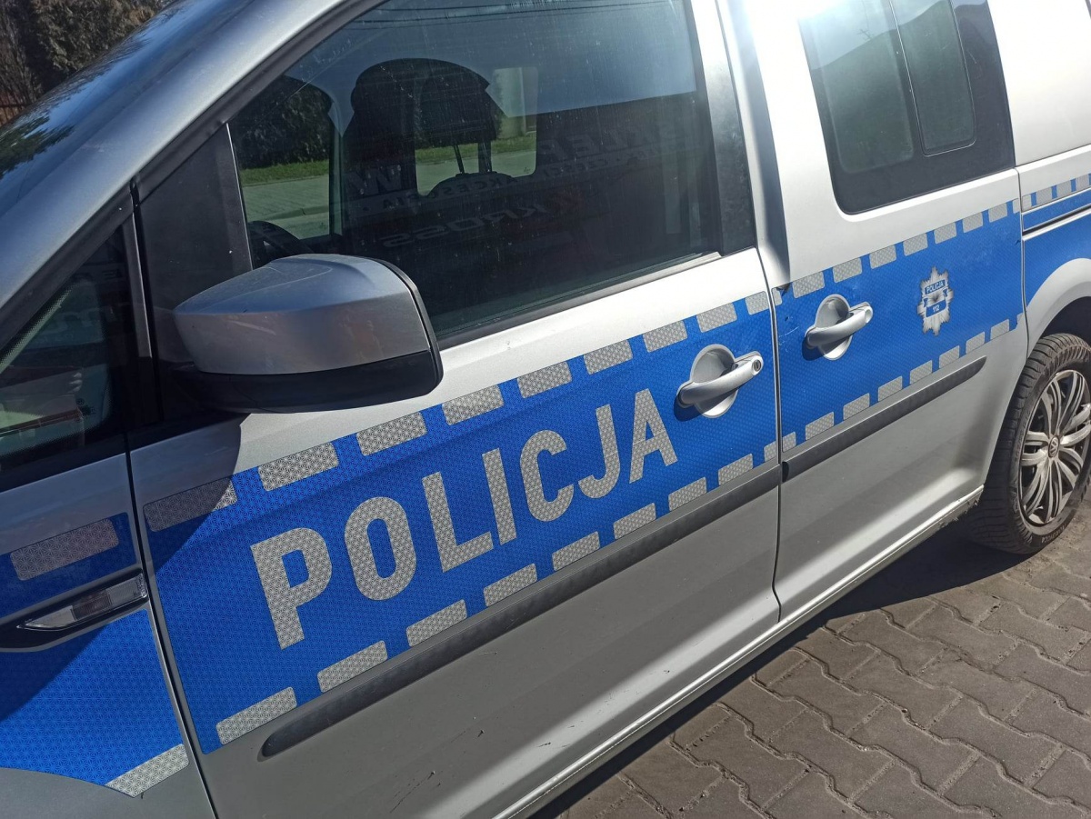 ZOSTAWIŁA TELEFON NA PÓŁCE. PRZYWŁASZCZYŁ GO 17-LATEK