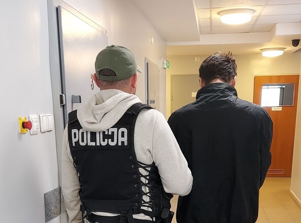 NISZCZYLI SAMOCHODY, KRADLI I ZDEWASTOWALI KOŚCIÓŁ