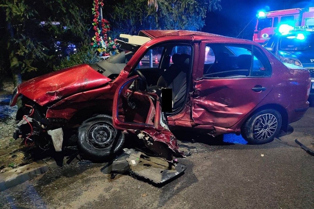 GROŹNY WYPADEK NA DW 484. DWIE OSOBY W SZPITALU!