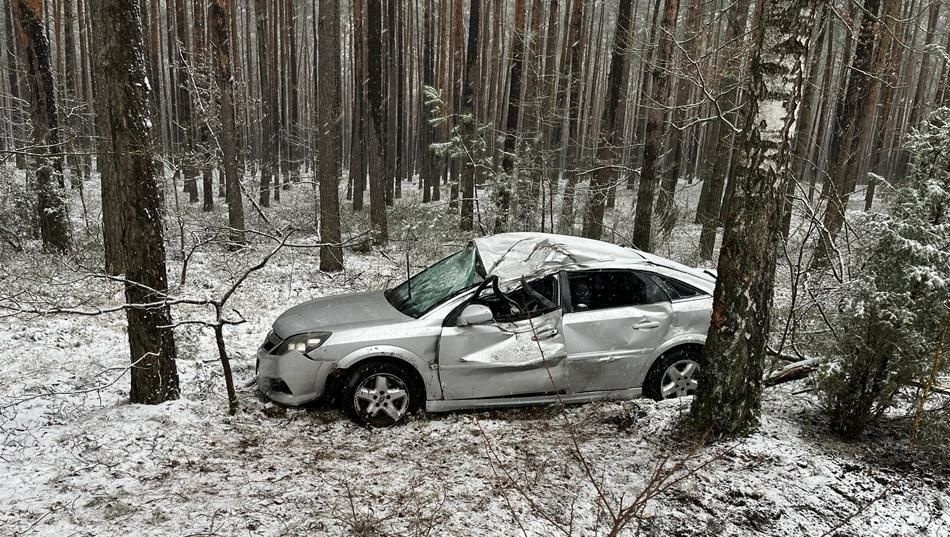 19-LATKA WYPADŁA Z DROGI I UDERZYŁA W DRZEWO