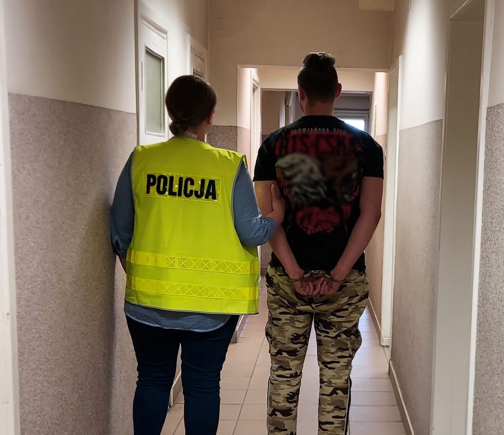 KOMPLETNIE PIJANY SPOWODOWAŁ KOLIZJĘ. WIÓZŁ 9-LETNIĄ CÓRKĘ SWOJEJ KONKUBINY