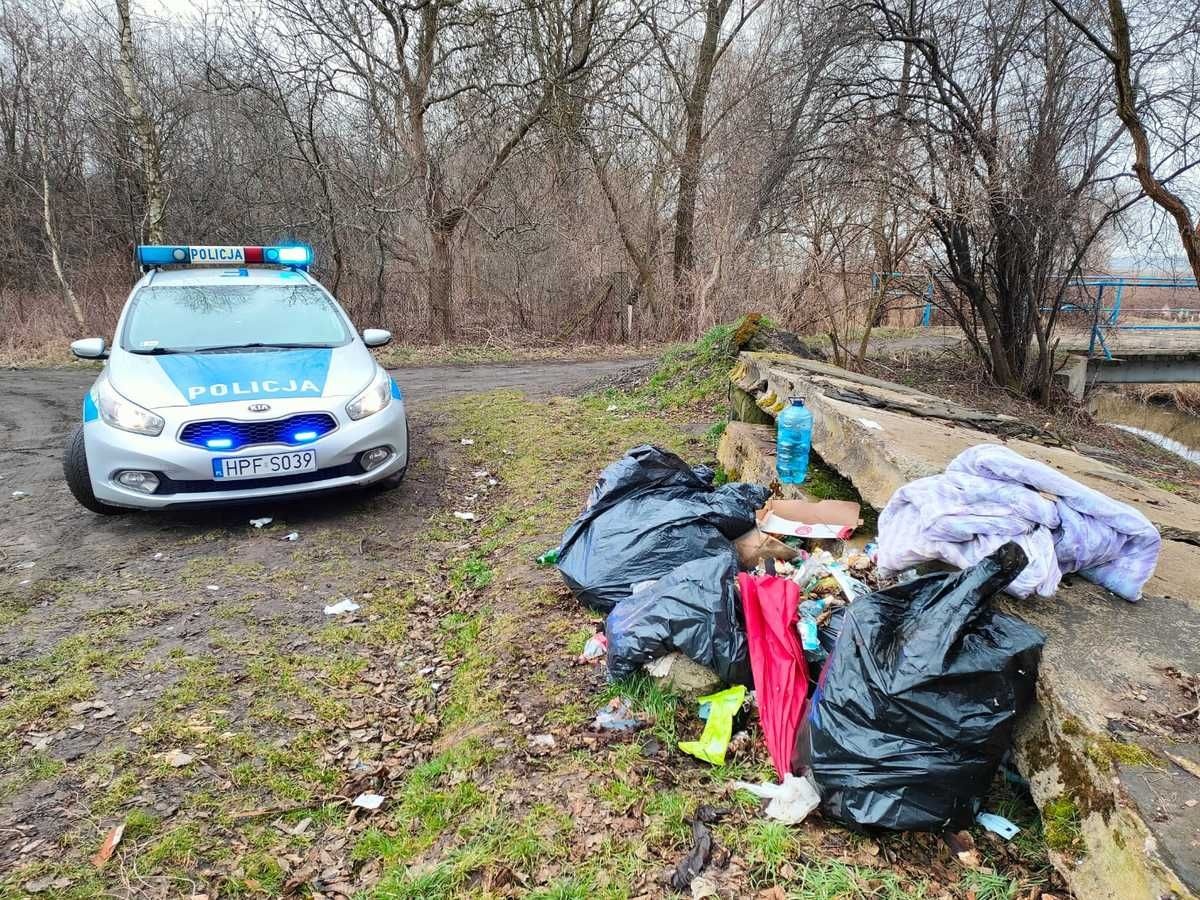 ŚMIECI ZAMIAST DO KUBŁA, WYRZUCIŁ NAD RZEKĘ