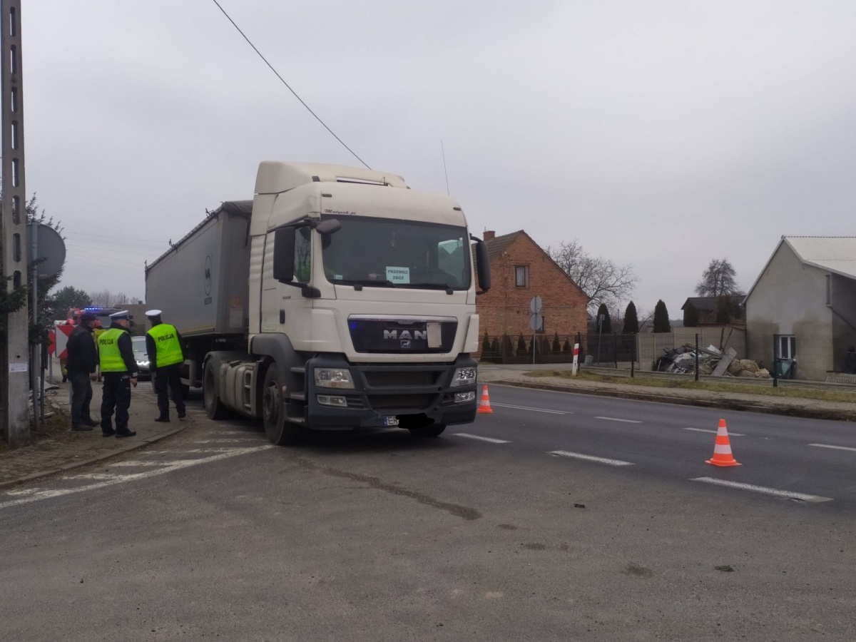OSOBÓWKA CZEKAŁA NA SKRĘT W LEWO. UDERZYŁ W NIĄ TIR