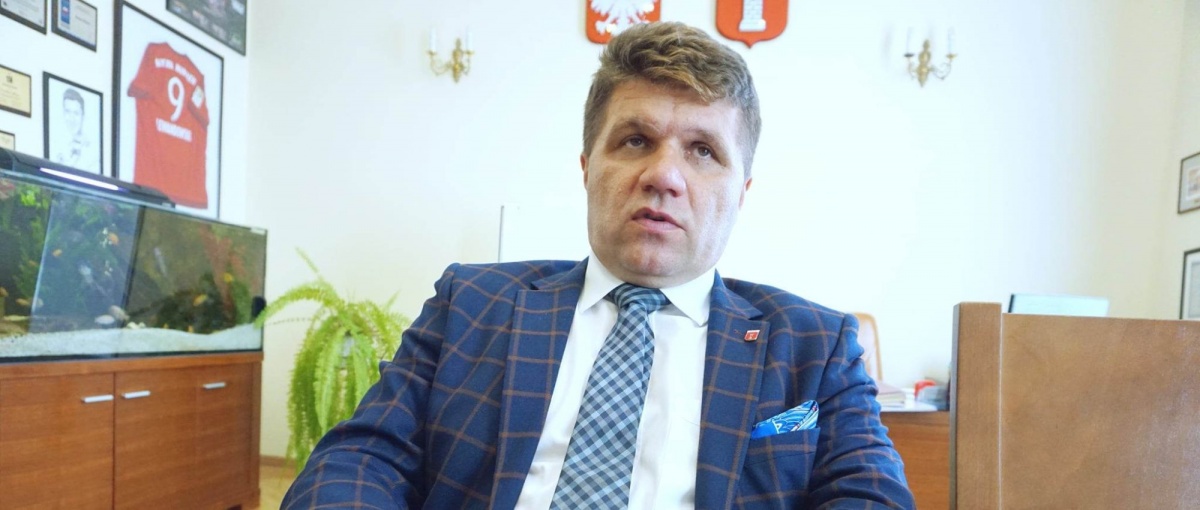 BURMISTRZ OKRASA BĘDZIE ZARABIAŁ MNIEJ
