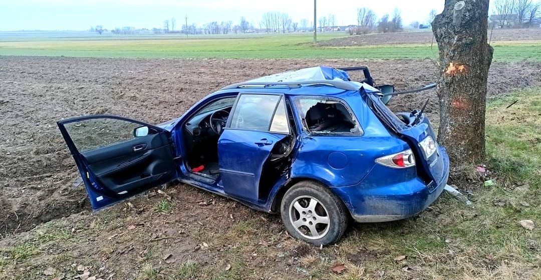 PIJANY WJECHAŁ W DRZEWO. Z AUTA WYCIĄGALI GO STRAŻACY
