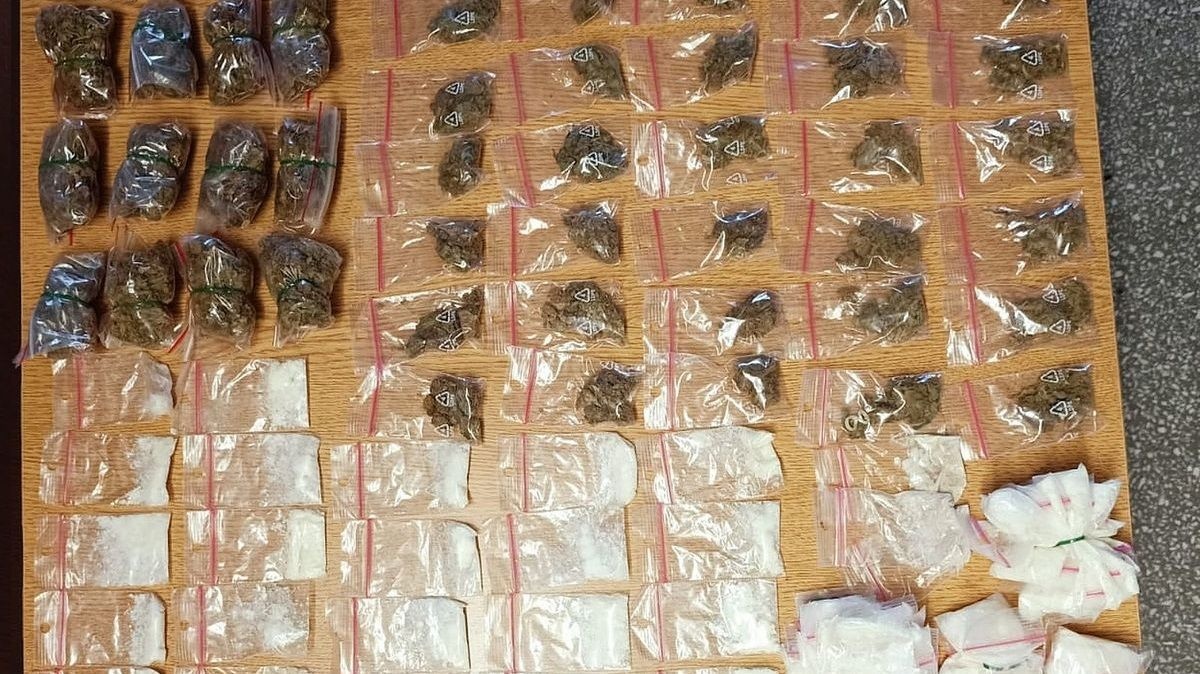 KRYMINALNI PRZECHWYCILI NARKOTYKI I 20 KG NIELEGALNEGO TYTONIU