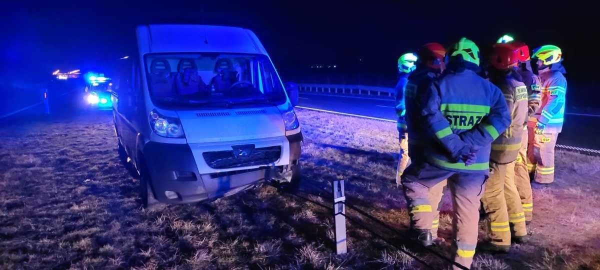 ZMĘCZONY KIEROWCA ZASNĄŁ I SPOWODOWAŁ KOLIZJĘ NA S8