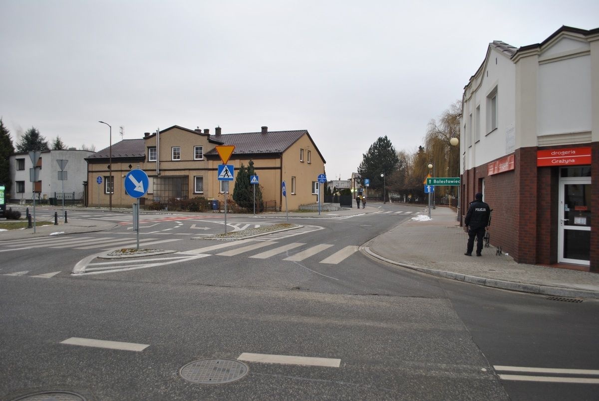 64-LATEK POTRĄCONY NA PASACH