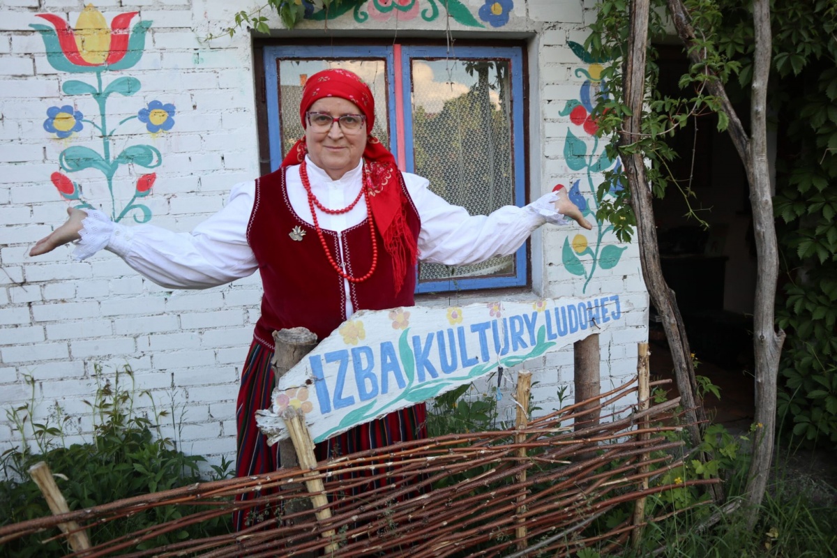 GAWĘDZIARKA STWORZYŁA IZBĘ KULTURY LUDOWEJ WE WŁASNEJ STODOLE