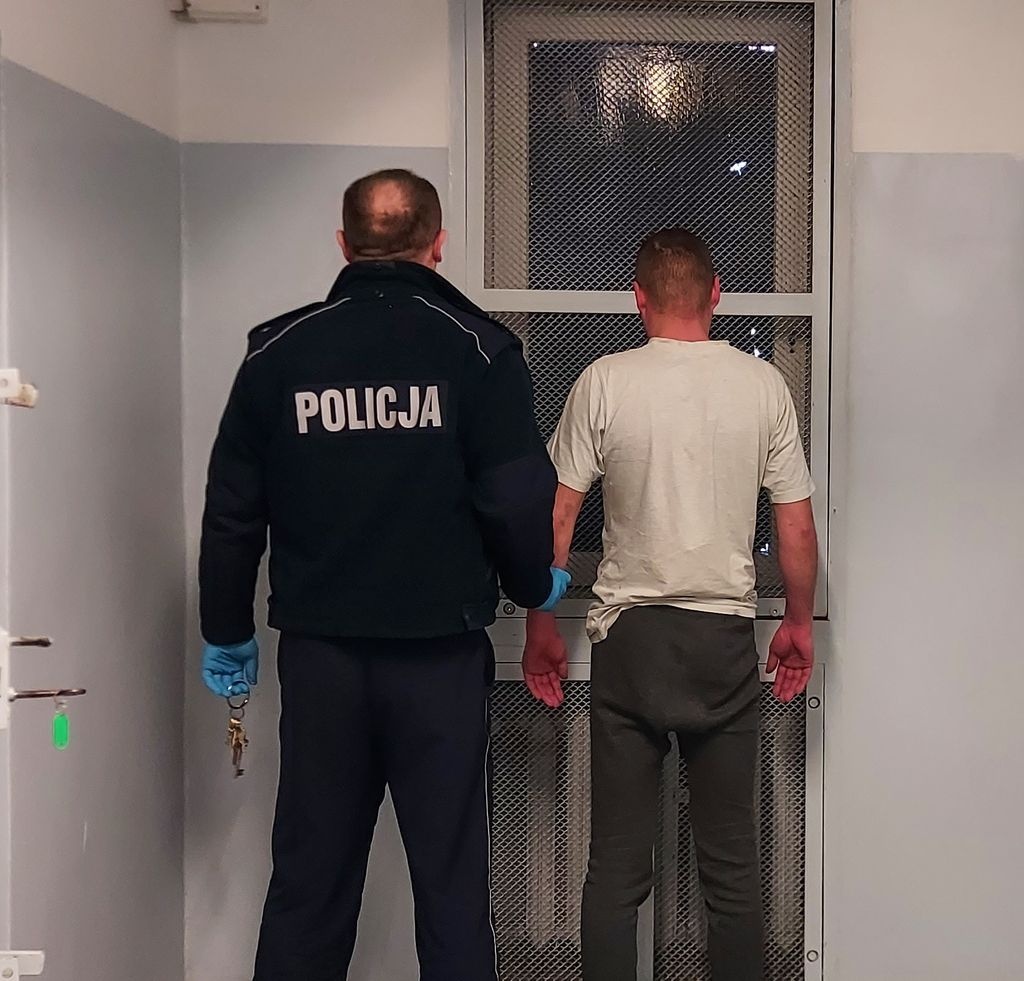 PIJANY 25-LATEK UDERZYŁ W PŁOT BETONOWY. WYDMUCHAŁ 3,5 PROMILA