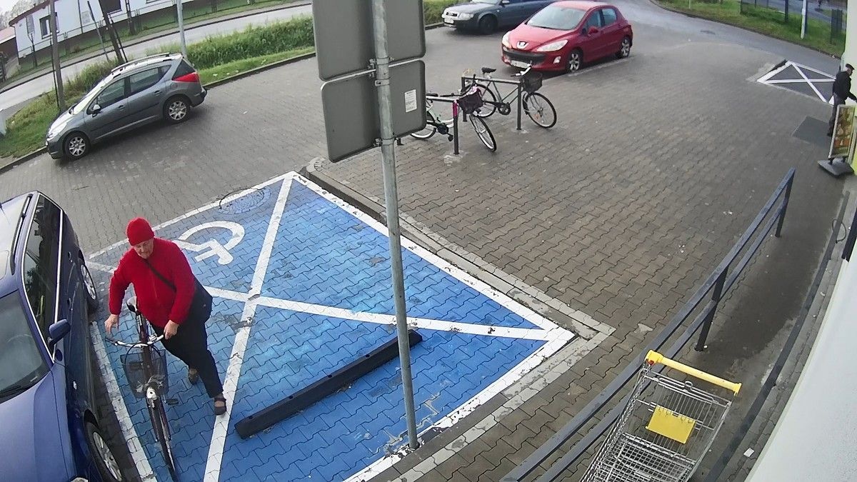 TA KOBIETA NIE ODDAŁA ZNALEZIONEGO PORTFELA. ROZPOZNAJESZ JĄ?