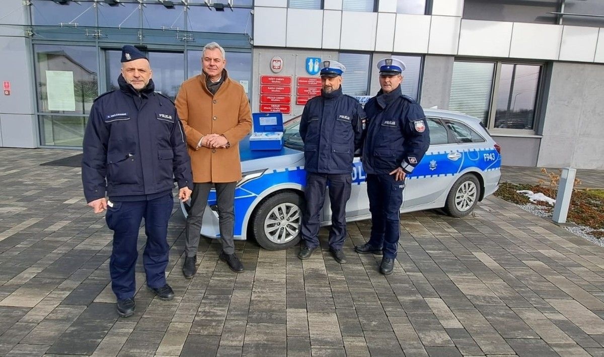 POLICJANCI OTRZYMALI OD GMINY NOWOCZESNY ALKOMETR
