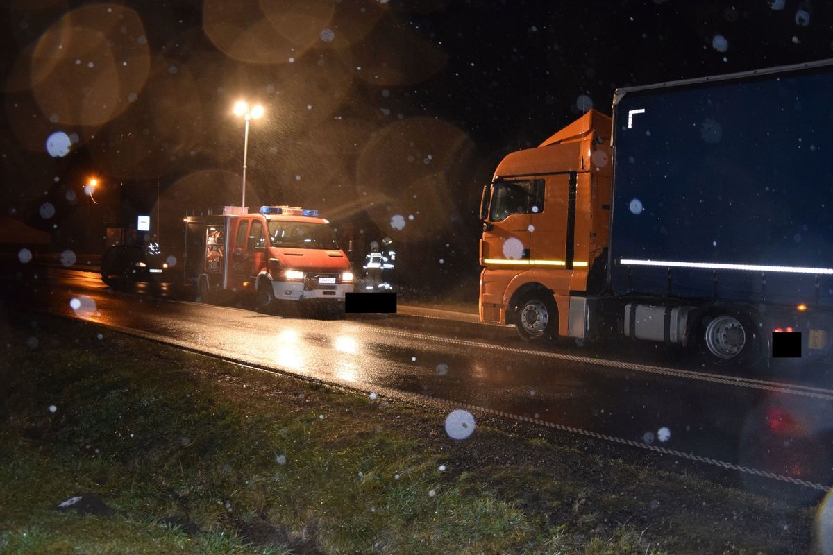 ŚMIERTELNE POTRĄCENIE. 77-LATEK WSZEDŁ POD CIĘŻARÓWKĘ