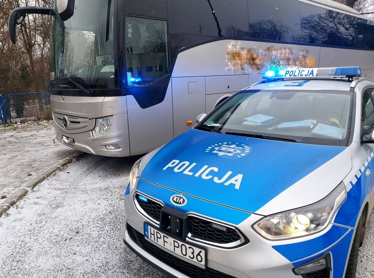 PIJANY KIEROWCA Z POWIATU WIELUŃSKIEGO WIÓZŁ PASAŻERÓW AUTOBUSEM