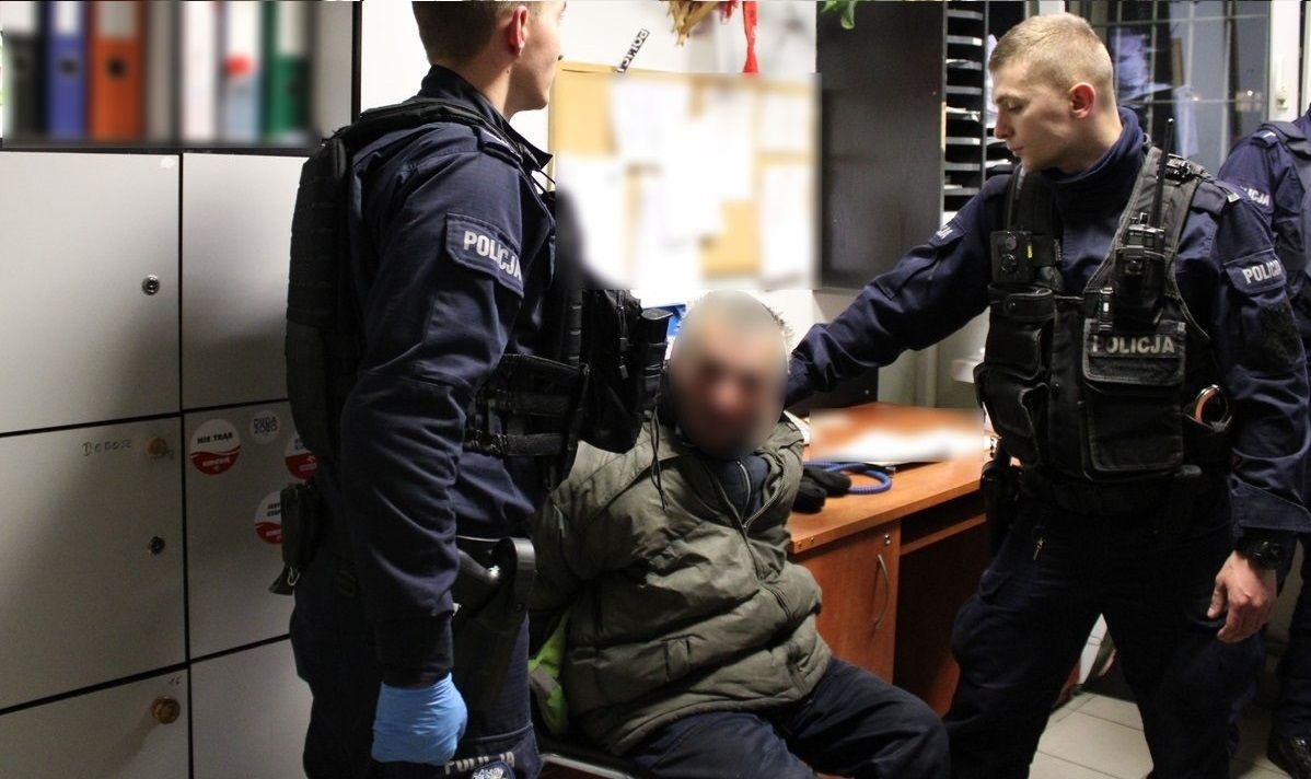 ZAMACHNĄŁ SIĘ NA POLICJANTA SIEKIERĄ. GROZI MU ZA TO 10 LAT WIĘZIENIA!