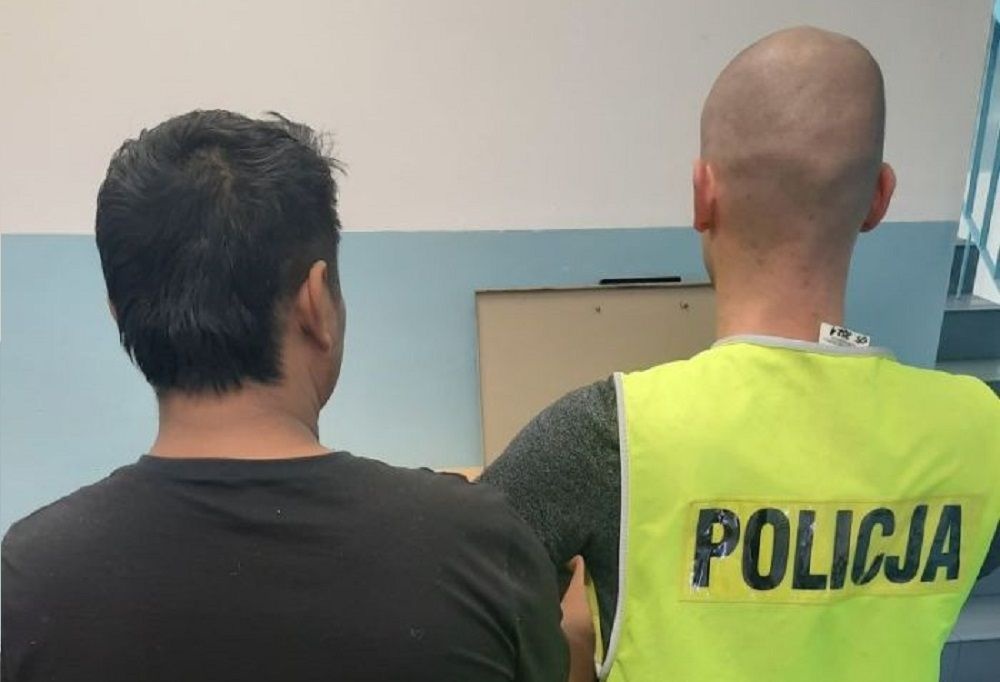 SZARPAŁ ZA KLAMKI SAMOCHODÓW. GDY ZWRÓCILI MU UWAGĘ, ZAATAKOWAŁ ICH 