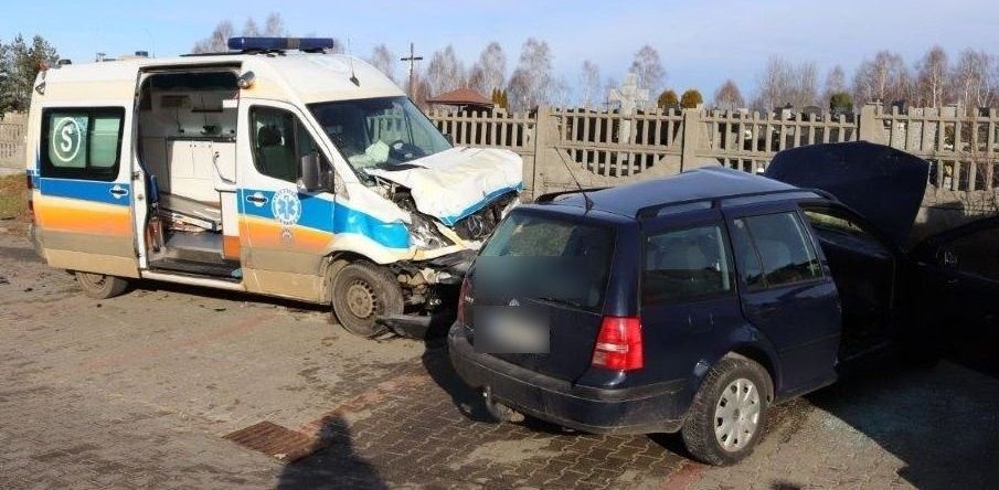 ZDERZENIE KARETKI Z OSOBÓWKĄ. CZTERY OSOBY TRAFIŁY DO SZPITALA!