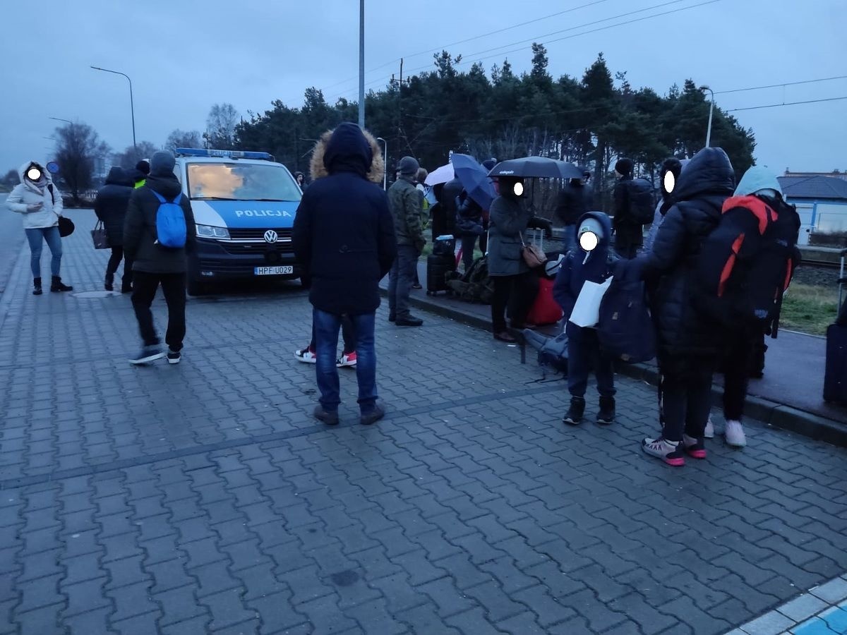 SŁUŻBY POMOGŁY PECHOWYM PASAŻEROM POCIĄGU