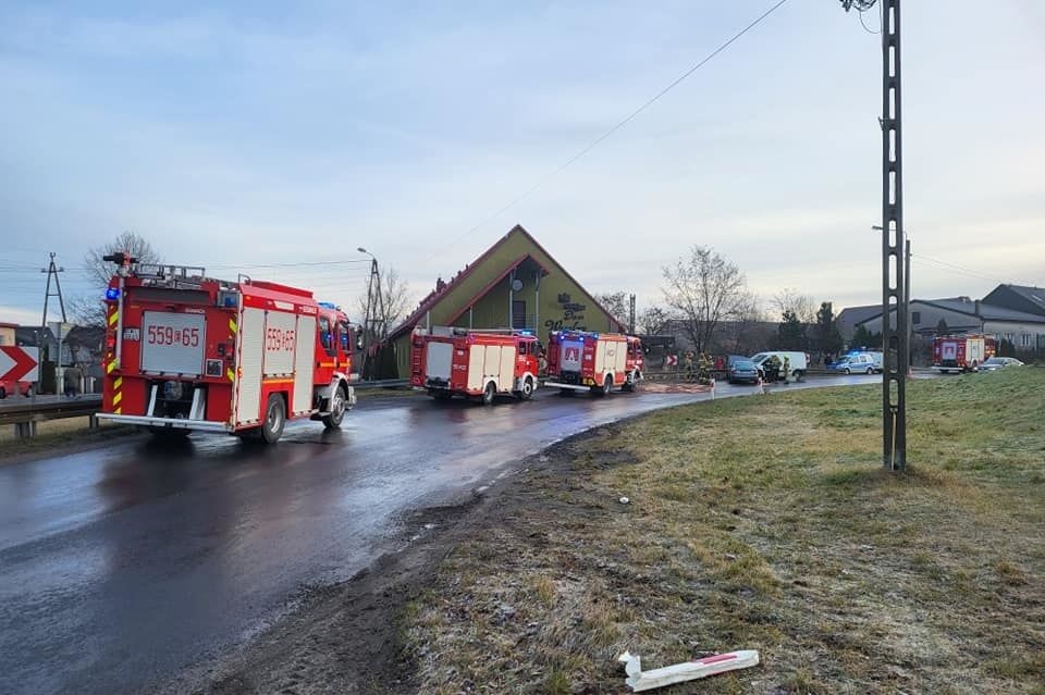 PORANNE ZDERZENIE W KRASZKOWICACH. 19-LATEK ZA SZYBKO WJECHAŁ W ZAKRĘT