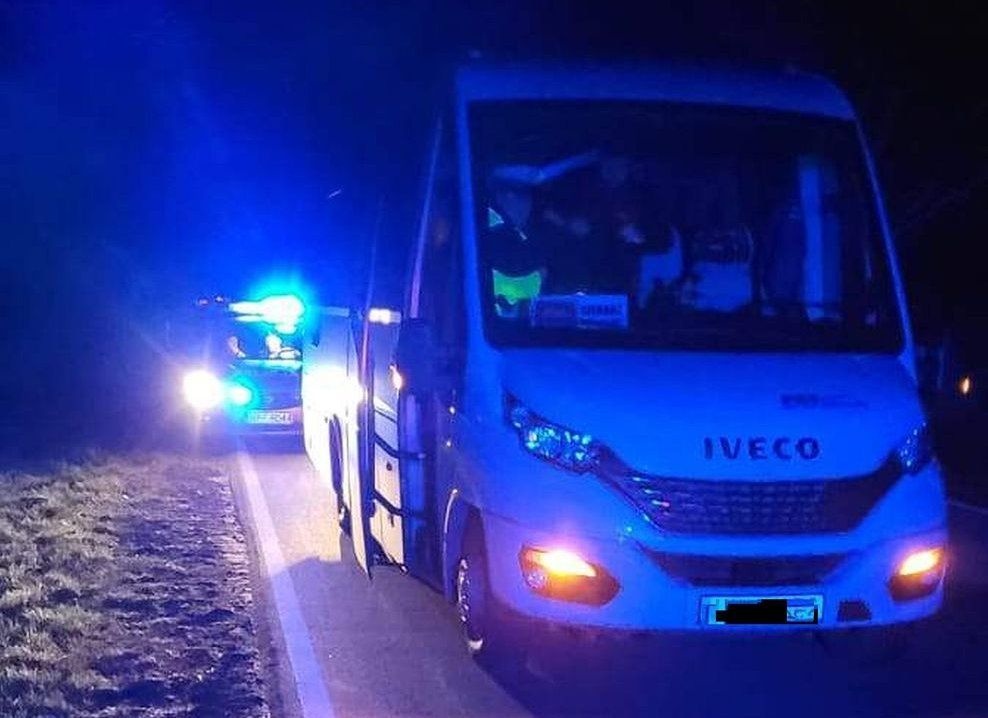 PIJANY KIEROWCA AUTOBUSU JECHAŁ WĘŻYKIEM. NA SYTUACJĘ ZAREAGOWAŁ ŚWIADEK