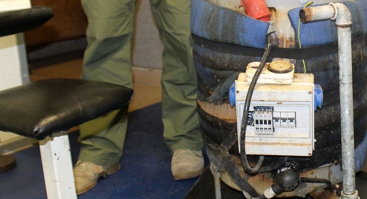BIMBROWNIK W RĘKACH POLICJI. MUNDUROWI PRZEJĘLI PONAD 260 LITRÓW ALKOHOLU