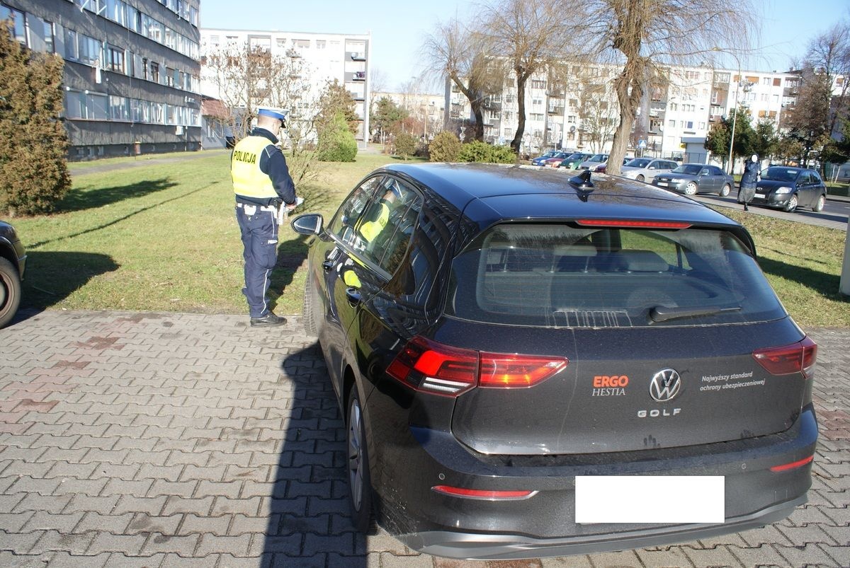 WYPADEK W WIERUSZOWIE. KOBIETA ZOSTAŁA POTRĄCONA NA PASACH