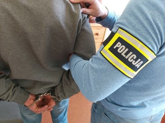 SERYJNY WŁAMYWACZ ZATRZYMANY! UKRADŁ ALKOHOL, SPRZĘT I... PTAKI!