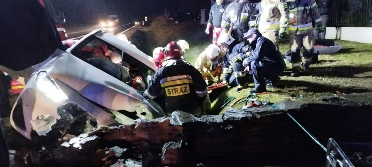 ZASNĄŁ ZA KIEROWNICĄ I UDERZYŁ W PRZEPUST. 30-LATEK TRAFIŁ DO SZPITALA