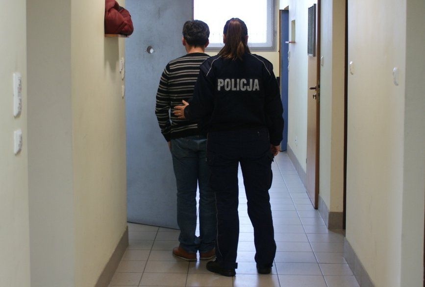 BYŁ POSZUKIWANY. WPADŁ, BO SPOWODOWAŁ KOLIZJĘ