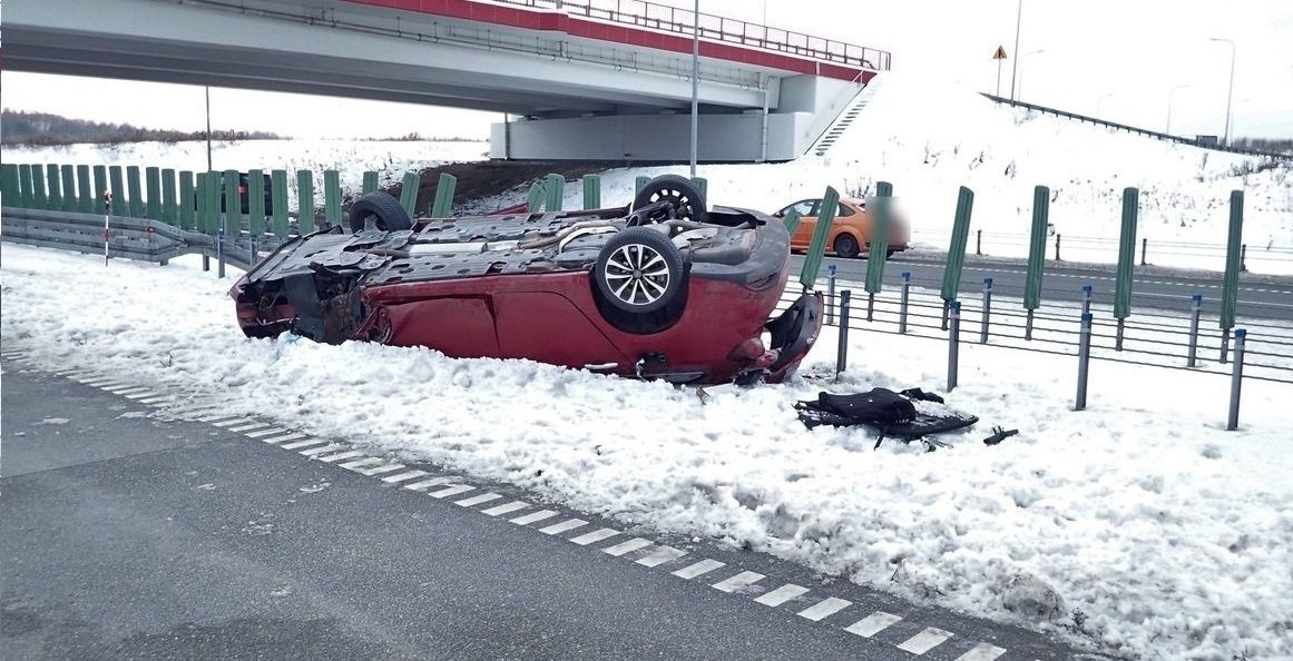 ZDERZENIE CIĘŻARÓWKI Z OSOBÓWKĄ NA AUTOSTRADZIE A1. AUTO DACHOWAŁO!