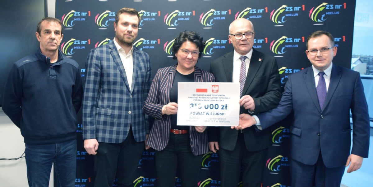 POWIAT OGŁASZA KOLEJNY SUKCES. SĄ PIENIĄDZE NA BOISKO PIŁKARSKIE PRZY ZS 1