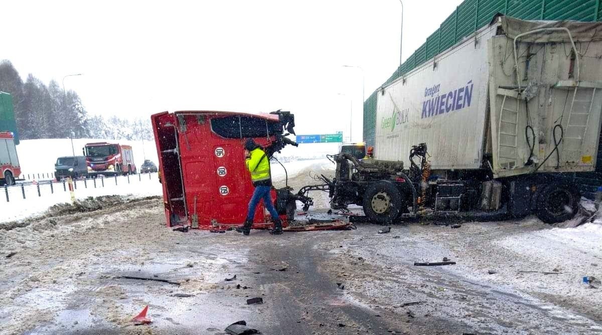 DRAMAT NA A1! W WYNIKU ZDERZENIA KABINA ODERWAŁA SIĘ OD TIRA