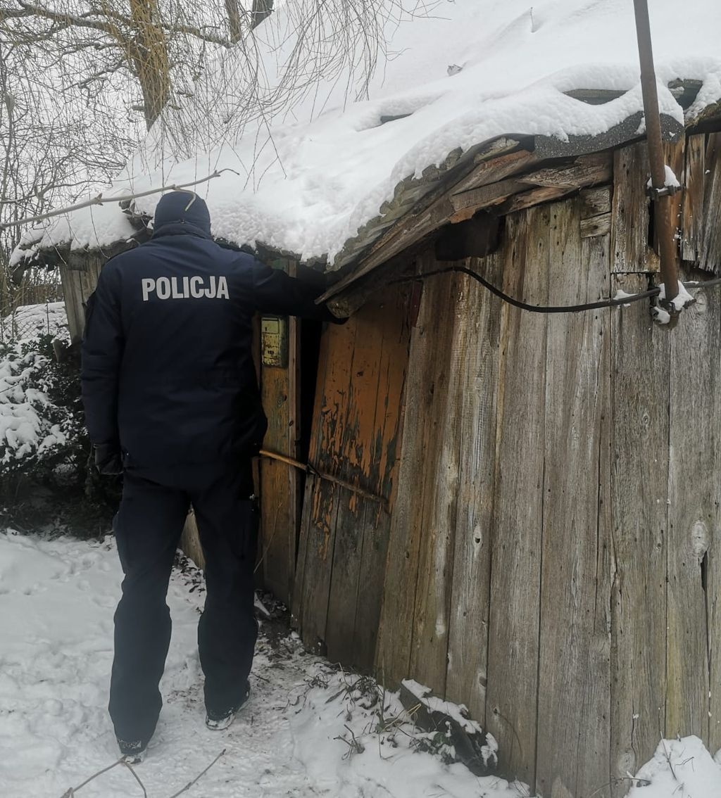 POMOGLI MĘŻCZYŹNIE, KTÓREMU GROZIŁO WYZIĘBIENIE