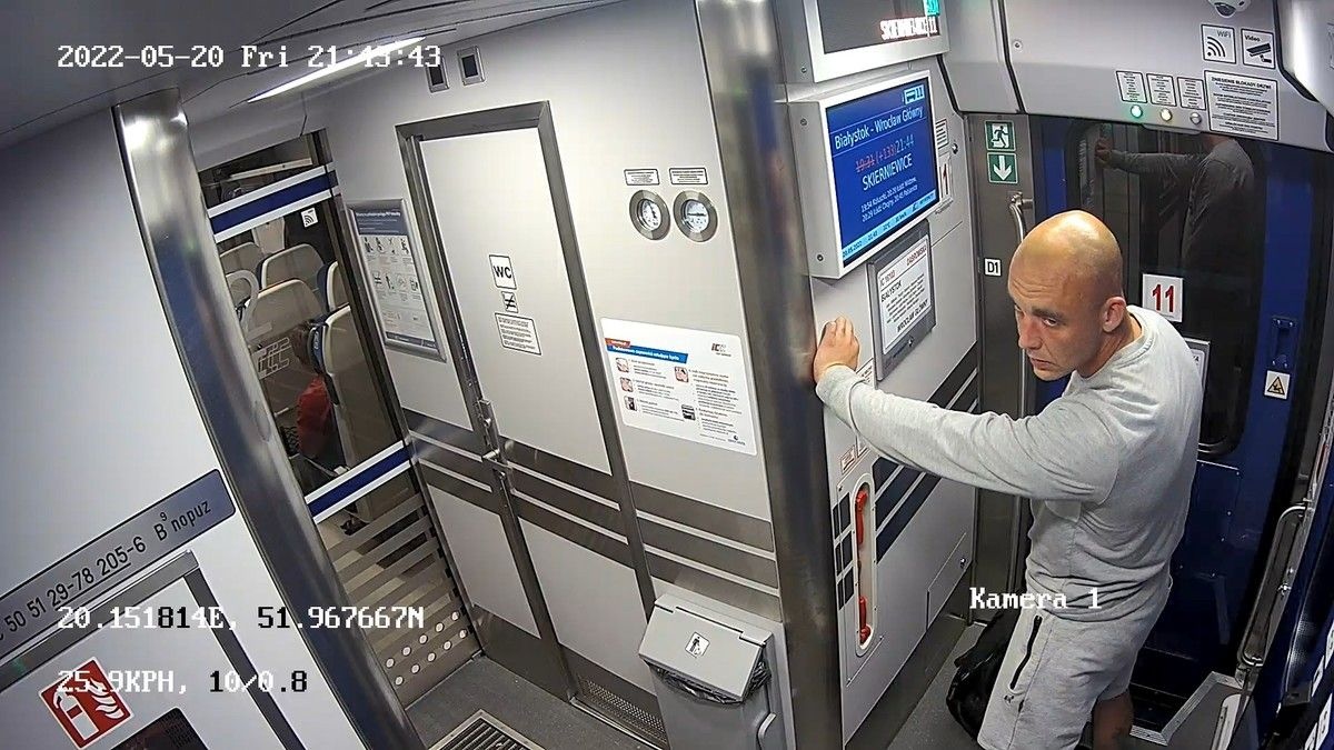 OKRADŁ ŚPIĄCEGO PASAŻERA