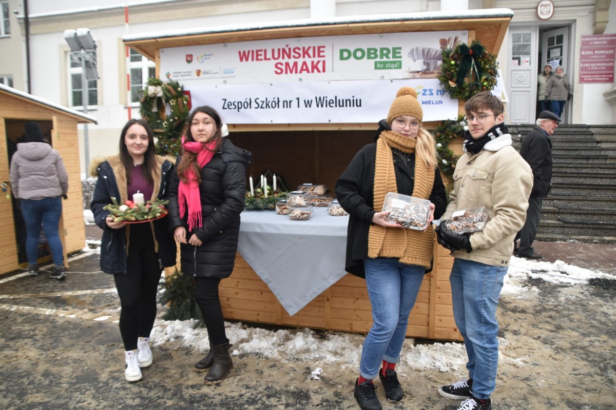 PROMUJĄ SWOJE RĘKODZIEŁA