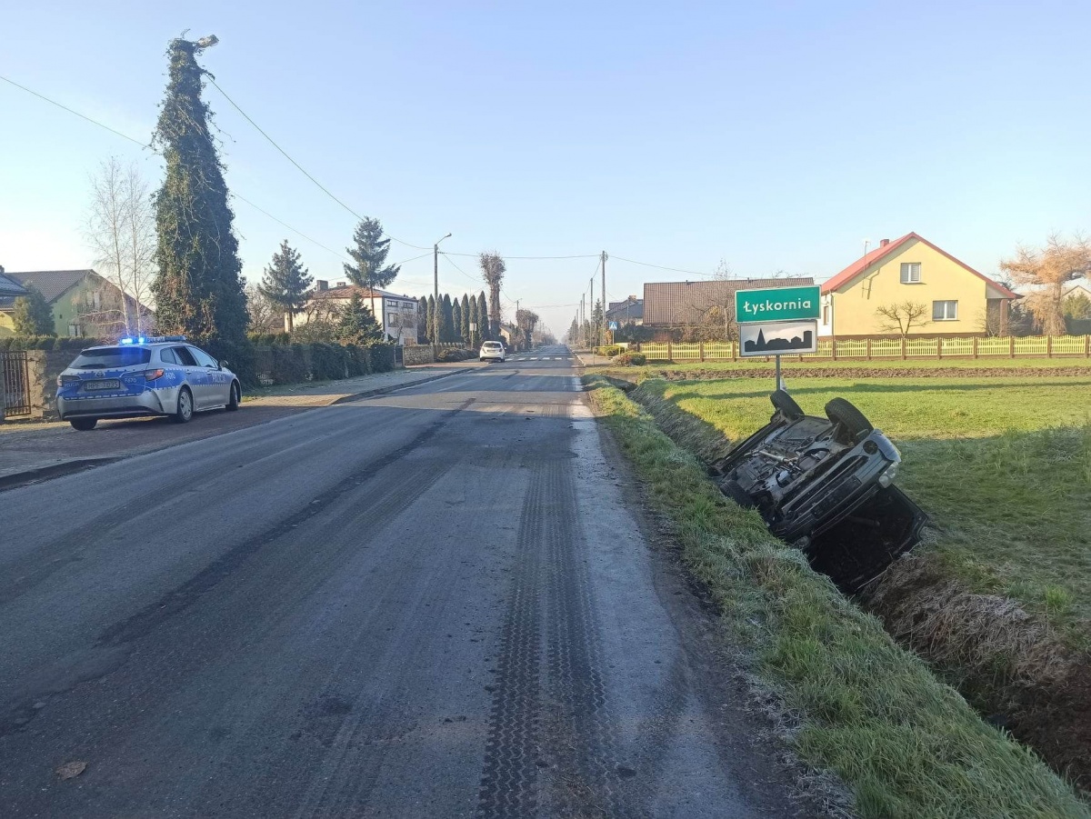 WYLĄDOWAŁ AUTEM DO GÓRY KOŁAMI
