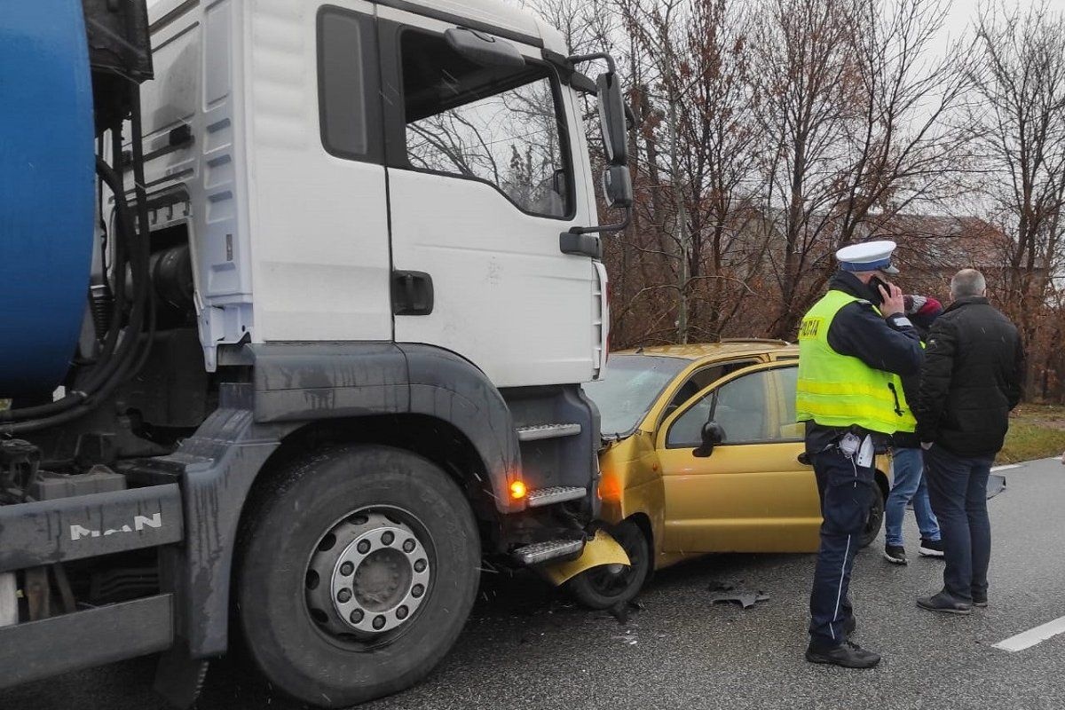 61-LATEK UDERZYŁ W ŚMIECIARKĘ. ZGINĄŁ NA MIEJSCU!