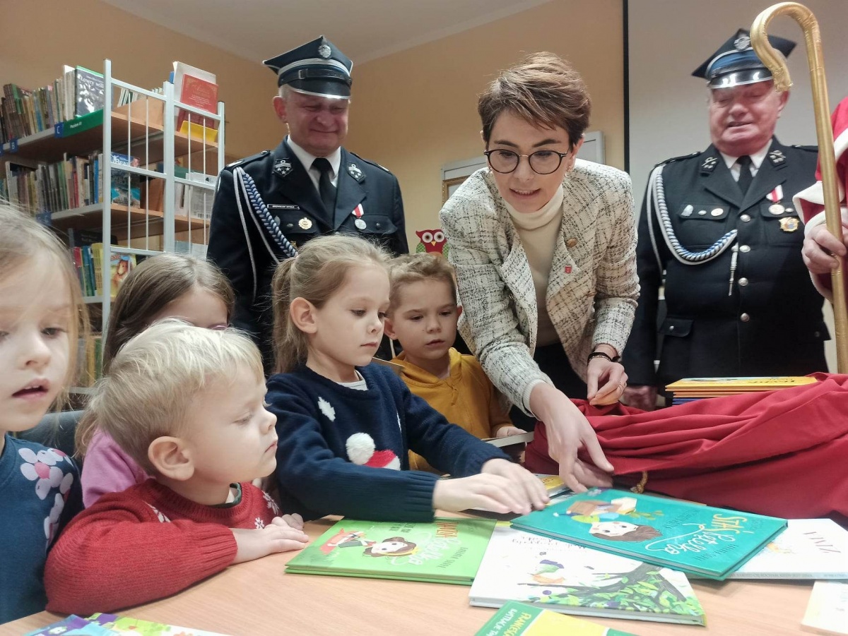 DOSTALI NOWE KSIĄŻKI. PRZYNIÓSŁ JE STRAŻACKI MIKOŁAJ