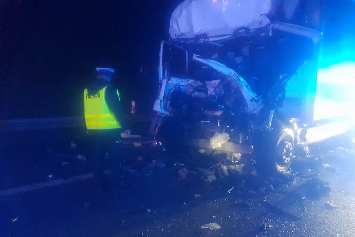 NIE WYHAMOWAŁ NA AUTOSTRADZIE. UDERZYŁ CIĘŻARÓWKĄ W POJAZDY STOJĄCE W KROKU
