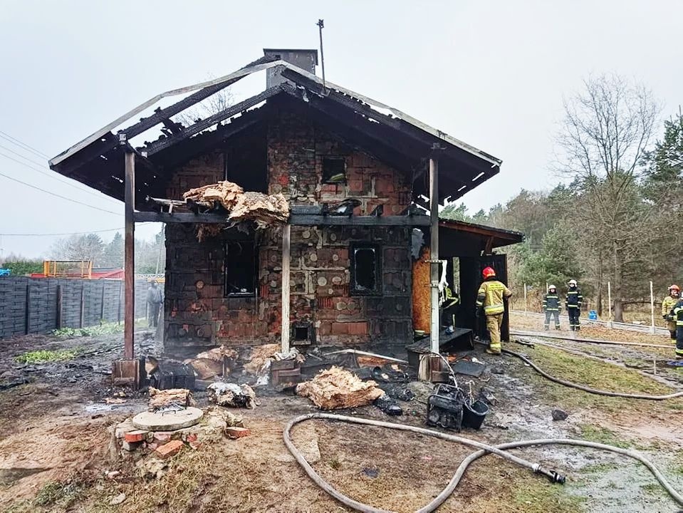 POŻAR ODEBRAŁ IM DOBYTEK ŻYCIA. RODZINA Z DWÓJKĄ DZIECI STRACIŁA DOM