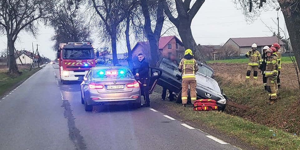 KOLIZJA W PRZYCŁAPACH. 66-LATEK WJECHAŁ DO ROWU