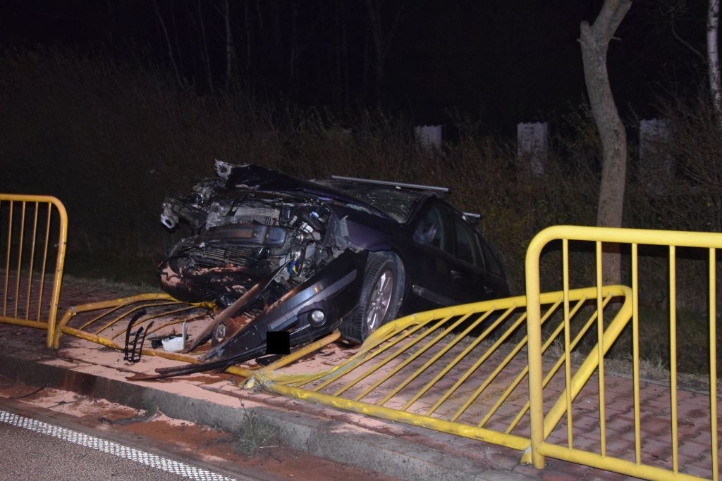 69-LATEK UDERZYŁ W CIĘŻARÓWKĘ. MĘŻCZYZNA ZASŁABŁ ZA KIEROWNICĄ