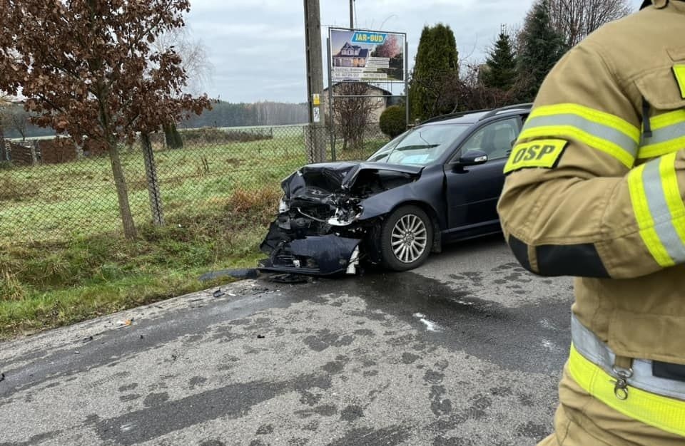 CZOŁOWE ZDERZENIE DWÓCH OSOBÓWEK