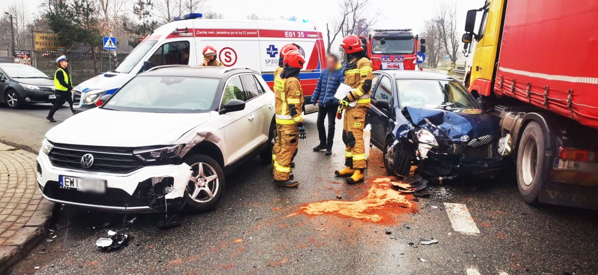 GROŹNA KOLIZJA W WIELUNIU. KOBIETA NIE USTĄPIŁA PRZEJAZDU