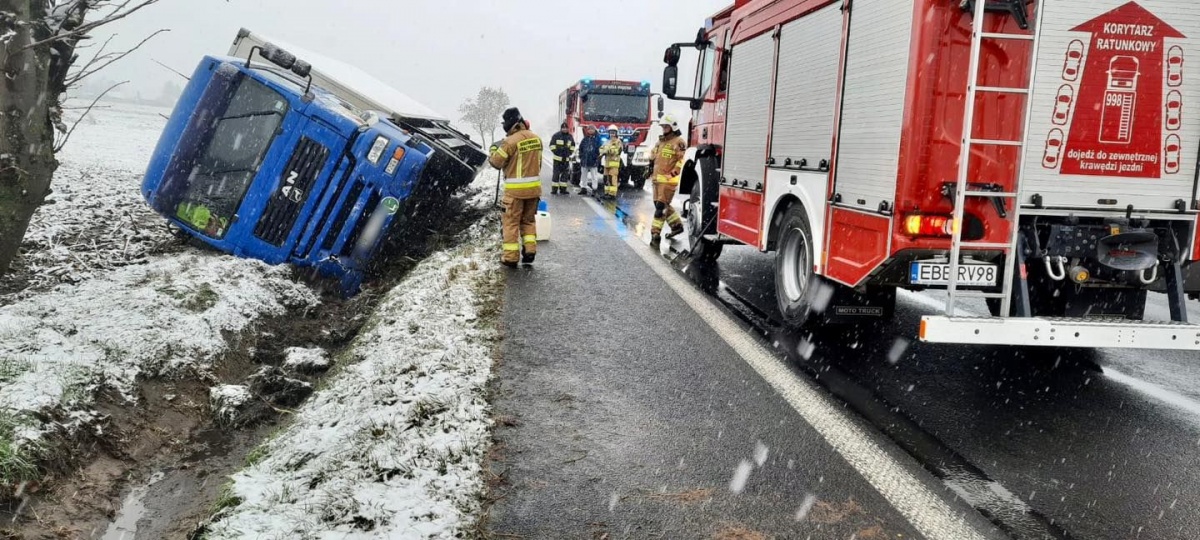 ŚLISKO NA DROGACH! CIĘŻARÓWKA WJECHAŁA DO ROWU